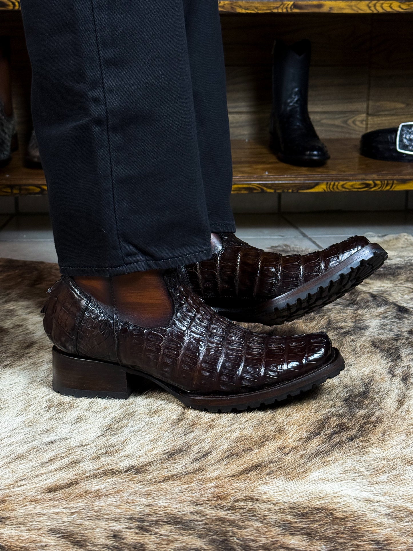 CHRISTIAN BROWN COLA DE COCODRILO (TRACK) DUBAI