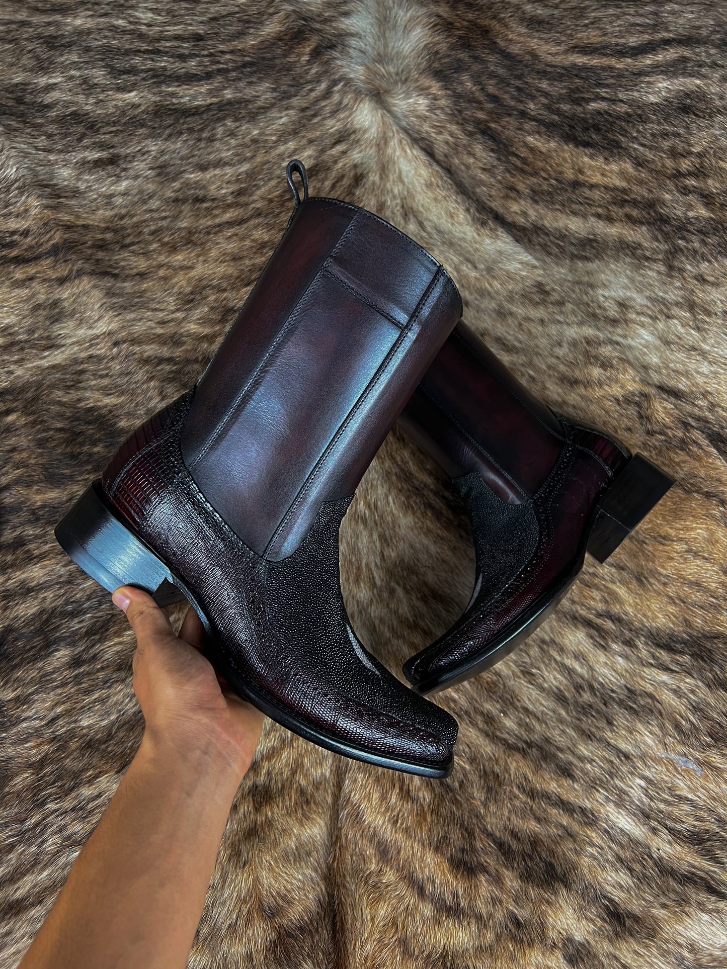 VINO FLORETA MANTARRAYA Y LIZARD BOOTS DUBAI