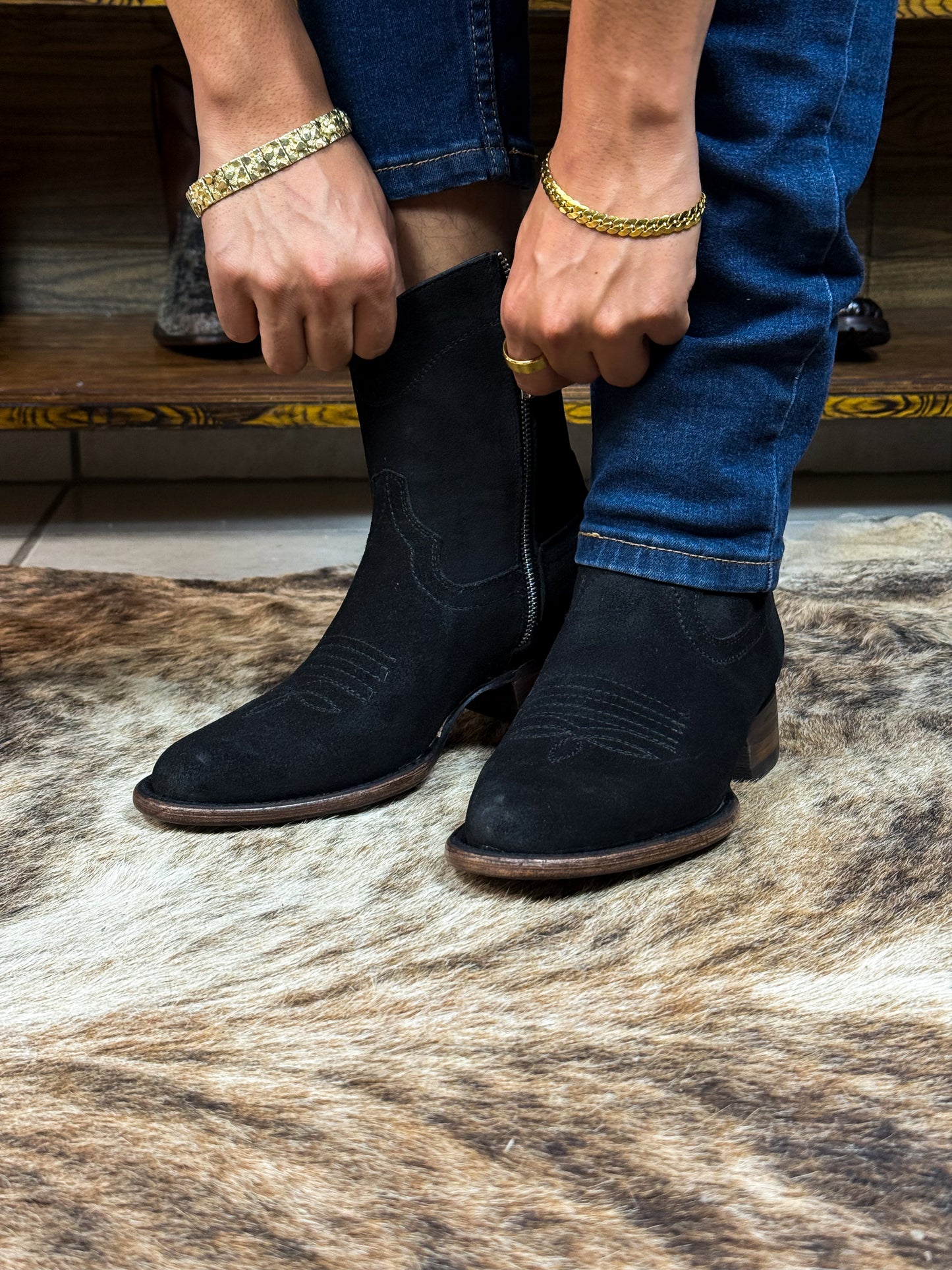 EMMA GAMUZA BLACK BOOTS OVAL