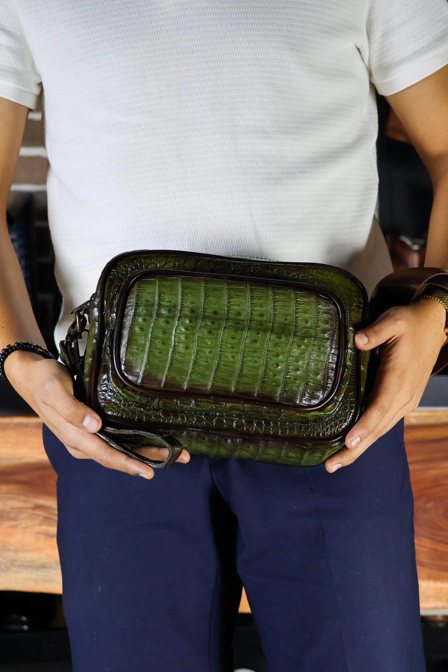BANDOLERA VERDE COCODRILO DOS BOLSAS