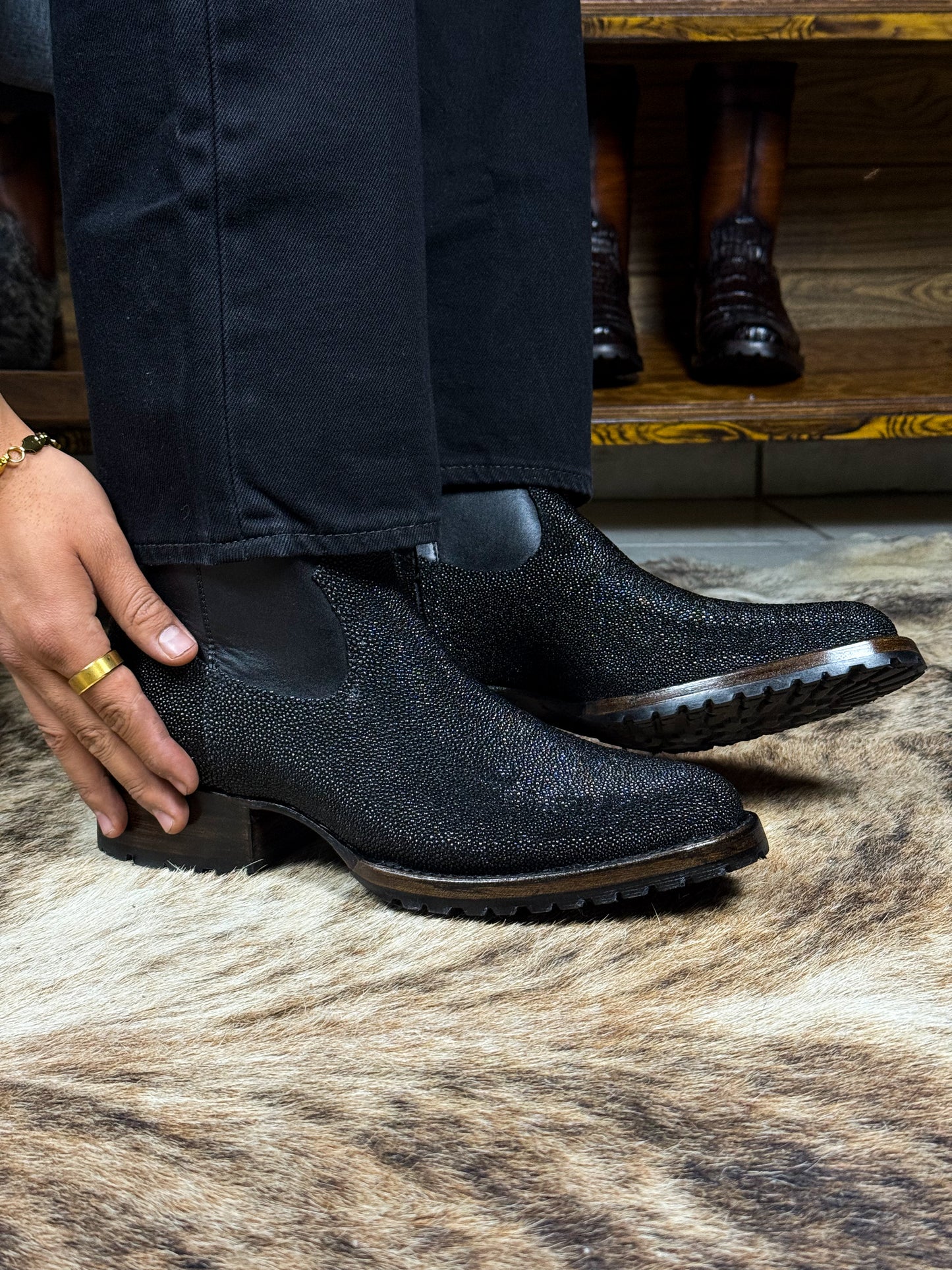 CHRISTIAN BLACK MANTARRAYA (TRACK) OVAL