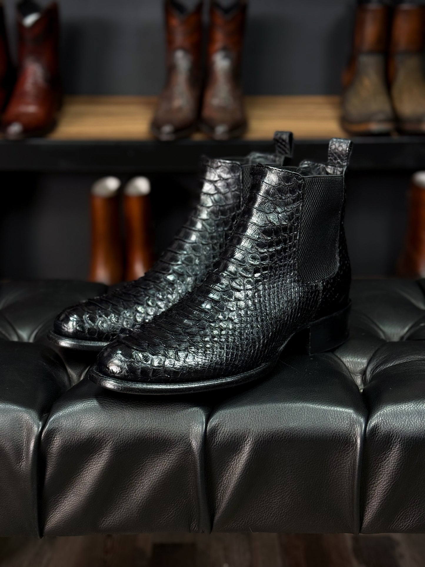 CHELSEA PITON BLACK OVAL