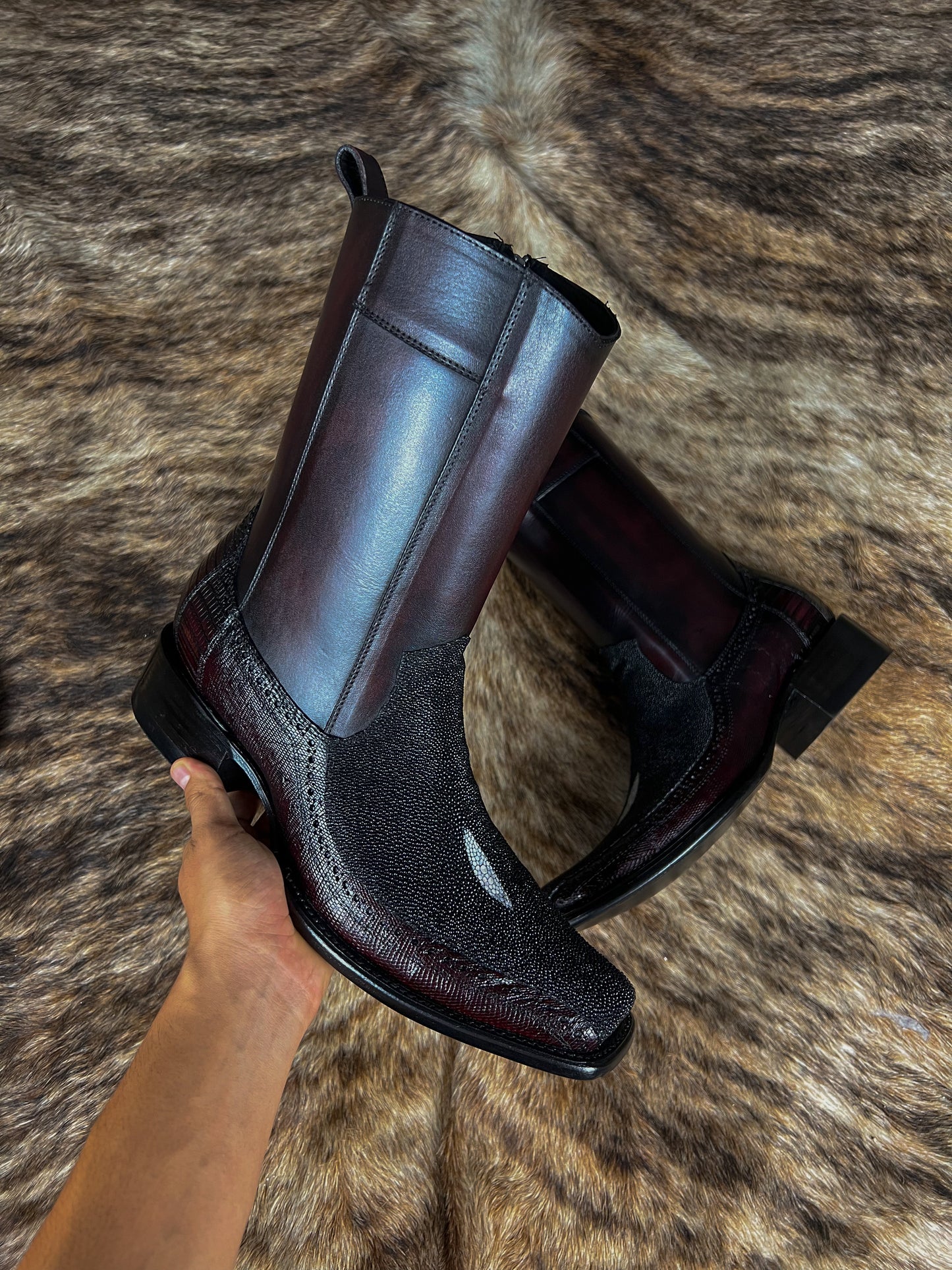 VINO FLORETA MANTARRAYA Y LIZARD BOOTS DUBAI