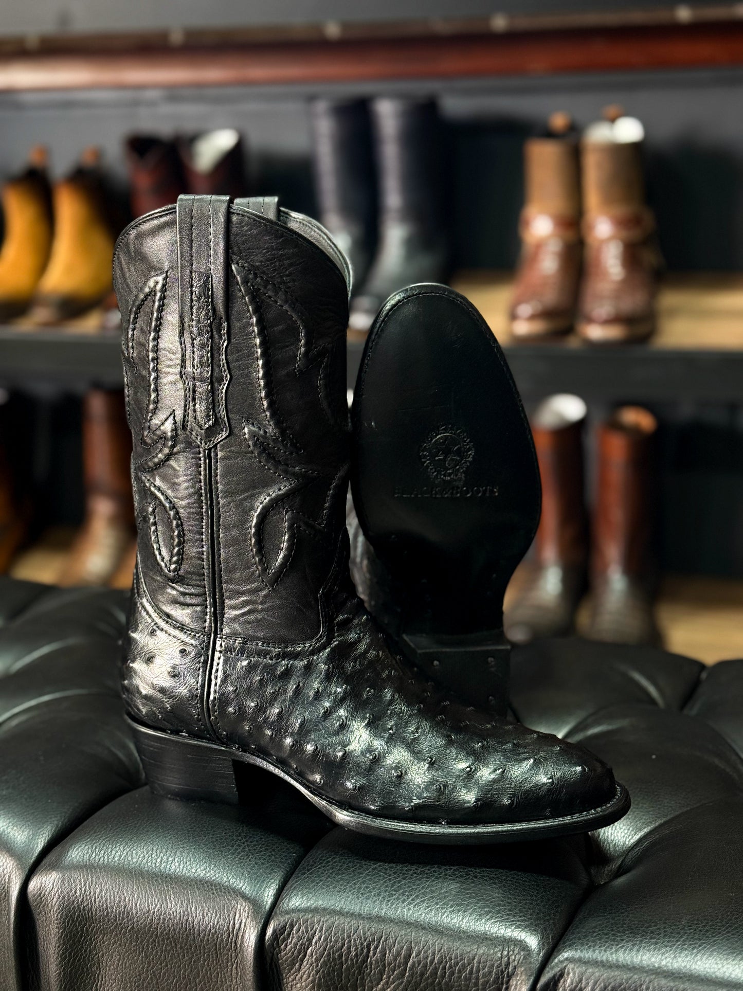 COWBOY BLACK AVESTRUZ BOOTS OVAL