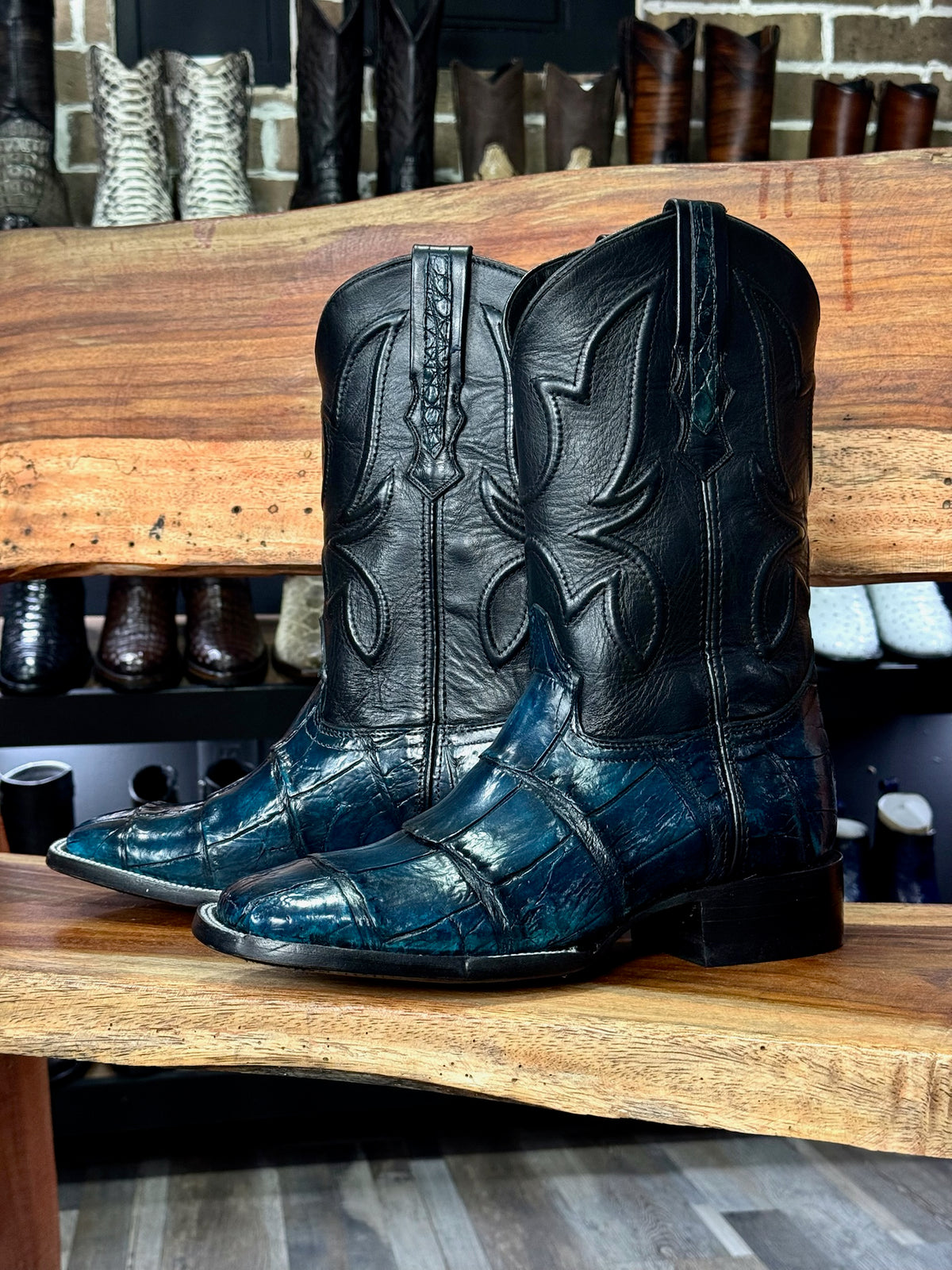 COWBOY AZUL TURQUESA OBSCURO COLA DE COCODRILO ALLIGATOR BULLDOG