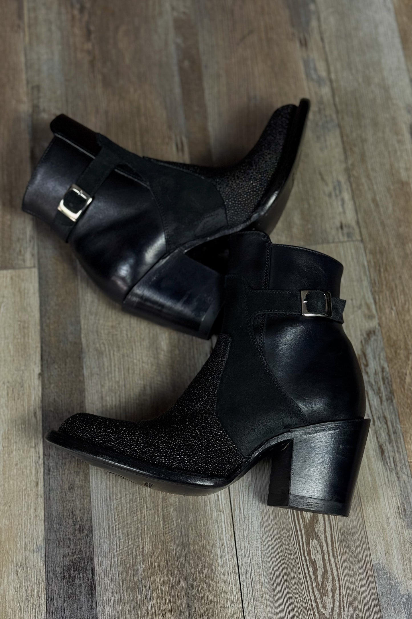 ITZEL BLACK MANTARRAYA DAMA