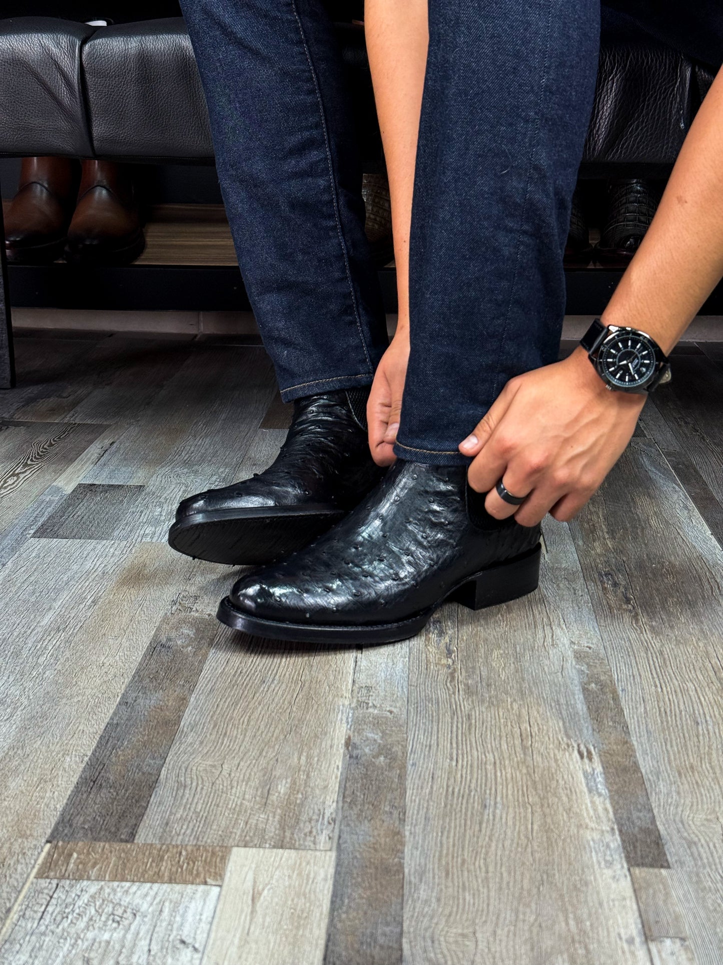 CHELSEA BLACK AVESTRUZ OVAL